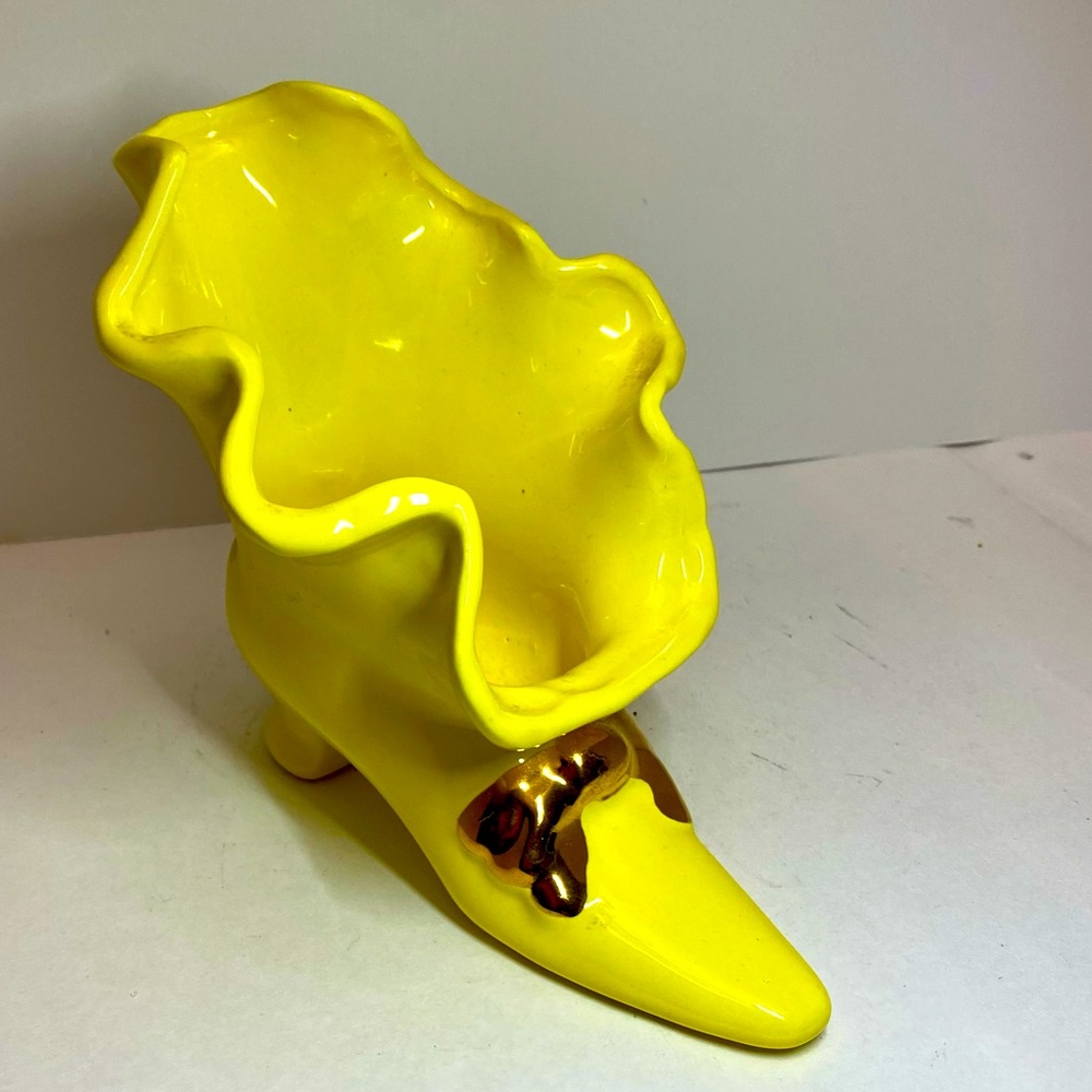 VINTAGE YELLOW RUFFLED BOOT SHAPE DECO VASE